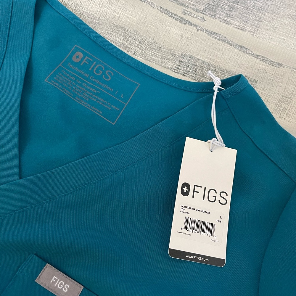Figs scrub top size L